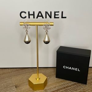 ❌ SOLD on Website ❌ - Link in BIO - 🆕 Authentic Chanel CC Pearl Earrings NWT